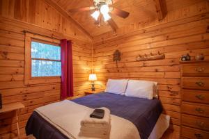 Katil atau katil-katil dalam bilik di Secluded & Private Retreat- Hot Tub, Fire Pit, Near New River State Park
