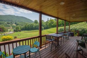 una terrazza con tavoli e sedie e vista sulle montagne di Mnt Views, Fire Pit, Hot Tub, Fishing Pond, Sleeps 6 a Beaver Creek