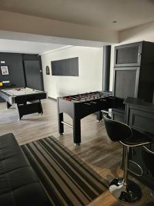 a living room with a ping pong table and a pool table at Le Pigeonnier in Venoy