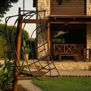 La PorteñaKEIKI Complejo Cabañas的建筑物前的金属摆动