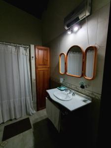 y baño con lavabo, 2 espejos y ducha. en La mejor quinta en Uribe, en Uribelarrea 23 fotos más