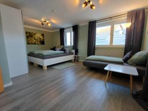 una sala de estar con dos camas y un sofá en Ferienwohnung Meyer, en Neukirchen vorm Wald