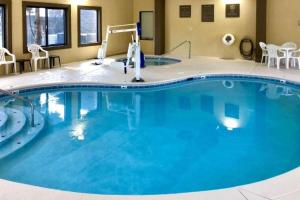 a large pool with blue water in a hotel room at Vista Suites Near Island and Leconte Convention Center in Pigeon Forge