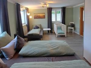 Habitación con 2 camas y cuna. en Ferienwohnung Meyer, en Neukirchen vorm Wald