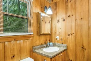 Ένα μπάνιο στο 2 Bd Cabin with Hot Tub, Direct Hiking Trail to New River +11 φωτογραφίες
