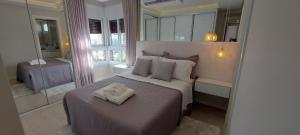 a bedroom with a bed with a towel on it at Apto Imperial Villa di Tondo in Bento Gonçalves +20 photos