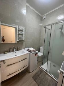 a bathroom with a sink and a shower at Superbe appart près de la mer in Nice