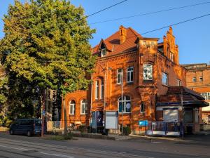 een oud bakstenen gebouw aan de kant van een straat bij BohnApartments Schiller 7- Penthouse- WLAN- Parking- citynah in Erfurt