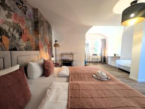 een slaapkamer met een groot bed met een rode deken bij BohnApartments Schiller 7- Penthouse- WLAN- Parking- citynah in Erfurt