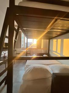 Voodi või voodid majutusasutuse Ælis Suites in Psyrri - Rooftop Access & Acropolis View toas