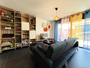 un soggiorno con un divano e un tavolo di Maison à Toulouse - Cottage - COTKAFTLS00 MAE-7531 a Tolosa