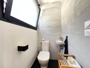 un piccolo bagno con un water e un lavandino di Maison à Toulouse - Cottage - COTKAFTLS00 MAE-7531 a Tolosa Altre 23 foto