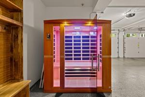 ein rosa Aufzug in einem Raum mit in der Unterkunft 2 Homes Sleeps 22 Sauna Hot Tub Fire Pit in Government Camp