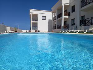 コティージョにあるLa Concha sunsetの建物の前のプール