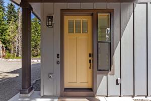 eine gelbe Tür an der Seite eines Gebäudes in der Unterkunft 3 Br Sleep 8 Hot Tub Fire Pit Stunning Views in Government Camp