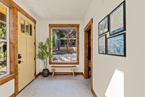 einen Flur mit einer Bank und einem Fenster in der Unterkunft 3 Br Sleep 8 Hot Tub Fire Pit Stunning Views in Government Camp