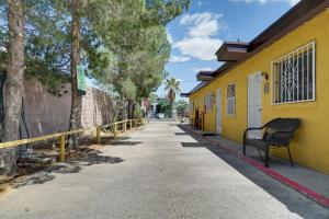 una calle con un edificio amarillo y un banco en Less Than 1 Mi to University Medical Center El Paso Apt, en El Paso