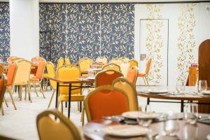 a dining room filled with tables and chairs at Hostal Carmen in Zafra