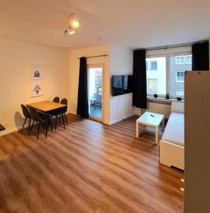a living room with a table and a dining room at Kreatives Studio in der City von Osnabrück in Osnabrück
