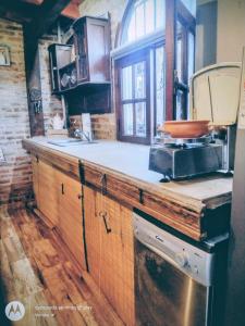 una cocina con una encimera con un tazón en el mostrador de Sidx Sidx Sidx Sidx en Veroka, en San Pedro 19 fotos más