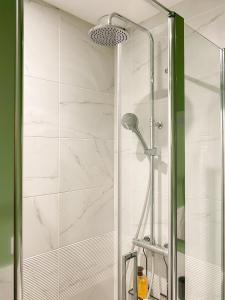 a shower with a glass door in a bathroom at Cocon design centre ville proche gare in Mâcon +10 photos