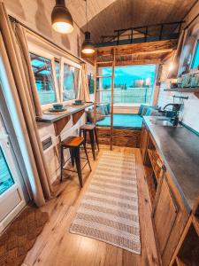 a kitchen and dining area of a recreational vehicle at Liptovalley- mobilné domy s wellnessom in Liptovská Kokava