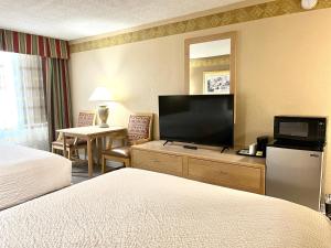 Μια τηλεόραση ή/και κέντρο ψυχαγωγίας στο Brentwood Inn & Garden