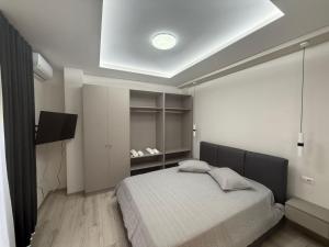 a bedroom with a bed and a television in it at Amaji Apartament Korcë in Korçë +1 photo
