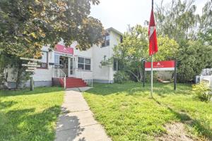 彭蒂克顿HI Penticton - Hostel的房子前面的红旗