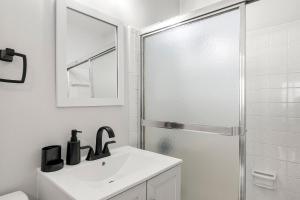 アトランタにあるCalm-Haven 1BR Apt 22F Near Mart and Free Parkingの洗面台とシャワー付きの白いバスルーム +8枚の写真