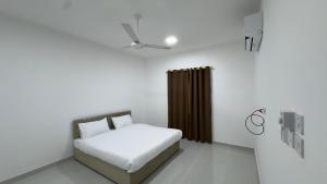 a bedroom with a bed and a ceiling fan at أجاويد 3 Ajaweed in Salalah