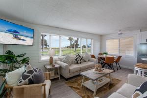un salon avec un canapé et une table dans l'établissement Tropic Terrace Resort #26 - Beach View Suite, à St. Pete Beach