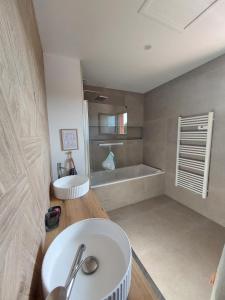 AucamvilleにあるThefamilyHouse - 8pers - clim - parkingの洗面台と浴槽のあるバスルーム