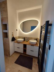 AucamvilleにあるThefamilyHouse - 8pers - clim - parkingの洗面台が2つと大きな鏡があるバスルーム