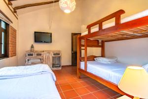 two bunk beds in a room with a tv at Casa familiar con jacuzzi y vista increíble in Villa de Leyva