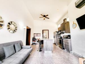 ハコにあるLapa Living Paradise B3 Top floor 2 bedsのソファとキッチンのあるリビングルーム +6枚の写真