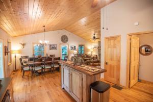 Η κουζίνα ή μικρή κουζίνα στο Prime Secluded Location- 5 Mins to State Park, Hot Tub, Dogs Welcome
