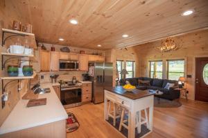 Kuchyň nebo kuchyňský kout v ubytování New River Log Cabin, HOT TUB, Fire Pit
