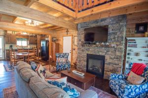 Posezení v ubytování Kapena Escape on the Lake- Views, Hot Tub, Nearby River Access