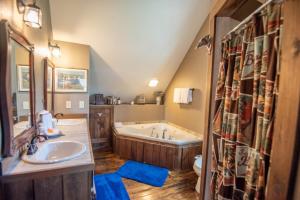 Koupelna v ubytování Kapena Escape on the Lake- Views, Hot Tub, Nearby River Access + 26 fotografií