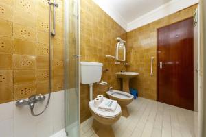 une salle de bain avec toilettes, douche et lavabo dans l'établissement Portimão Central Apartment, à Portimão 43 autres photos