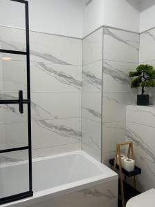 Bilik mandi di Glamsuite +15 gambar
