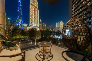 een balkon met uitzicht op de stad in de nacht bij Luxury 2BR with Burj Khalifa Views l Near Dubai Mall in Dubai