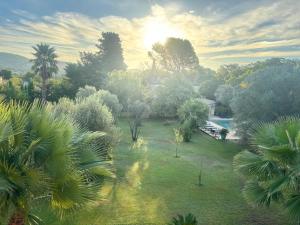 a view of a park with trees and a river at Chambre de charme au sabluline in Draguignan