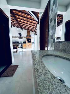 Un baño con una bañera grande en una habitación. en Ampla casa no centro de Prado, en Prado