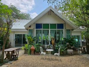Κήπος έξω από το The Antique Riverside Resort