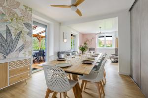 ein Esszimmer mit einem langen Tisch und Stühlen in der Unterkunft Maison Le Nid de Cigognes in Witternheim