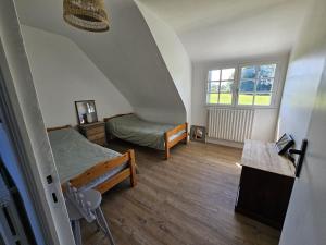 PriziacにあるMaison de campagne - 8 personnes - 3 nuits minimumのベッドと窓付きの屋根裏部屋