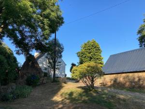 PriziacにあるMaison de campagne - 8 personnes - 3 nuits minimumの納屋と家と木々の景色