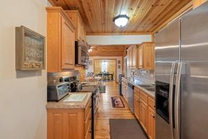 Dapur atau dapur kecil di 3 Bd Cabin in Sparta- Hot Tub, Dogs OK, Comfortable & Modern
